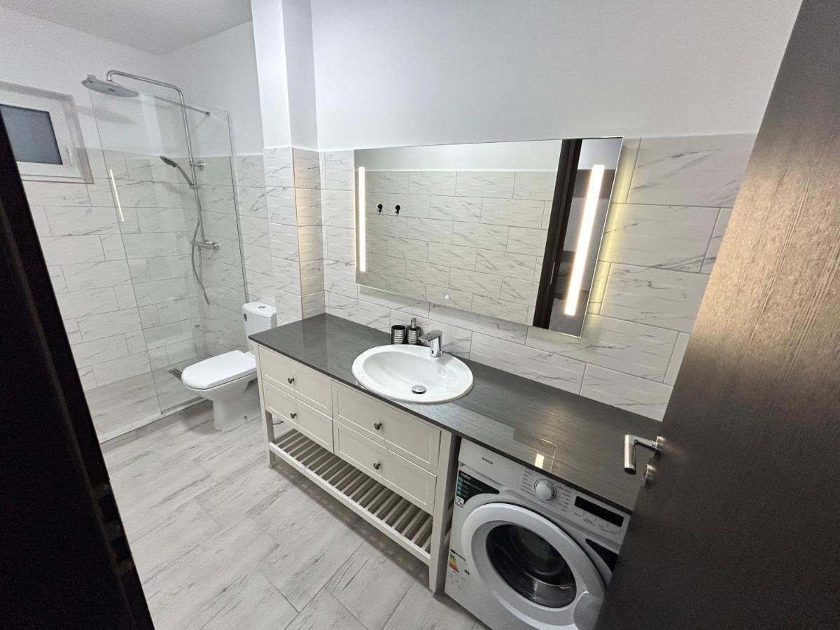 1 Mai - Luxury Park Apartments - Self Check-In - Private Parking - 2 Craiova Exterior foto